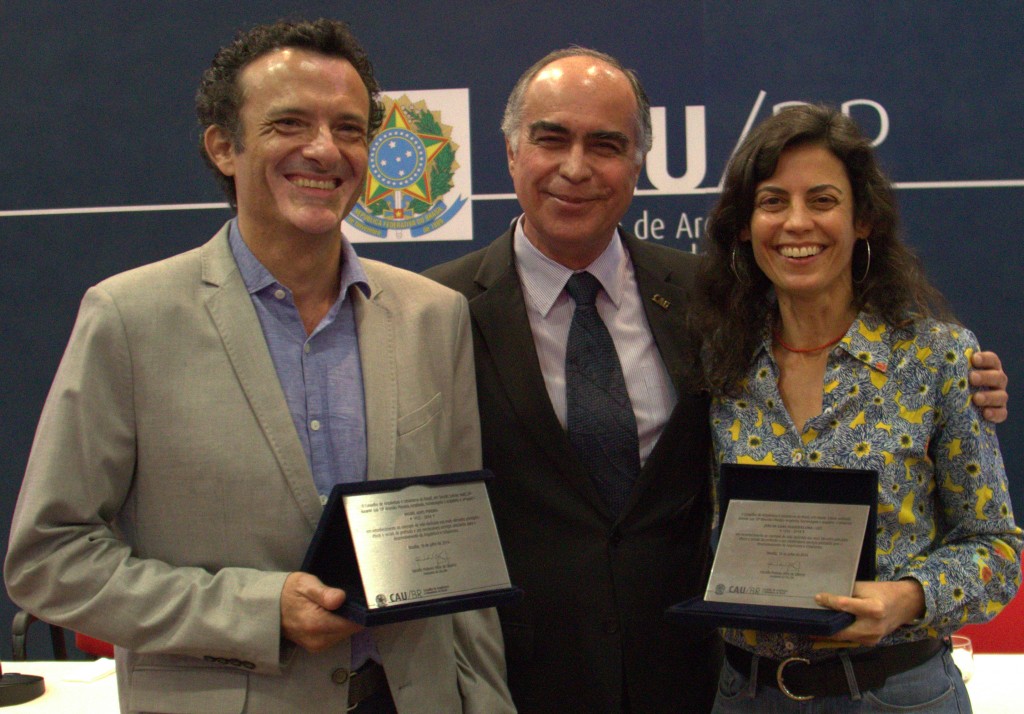 Filhos de Miguel Pereira e de Lelé recebem placa de homenagem do presidente do CAU/BR