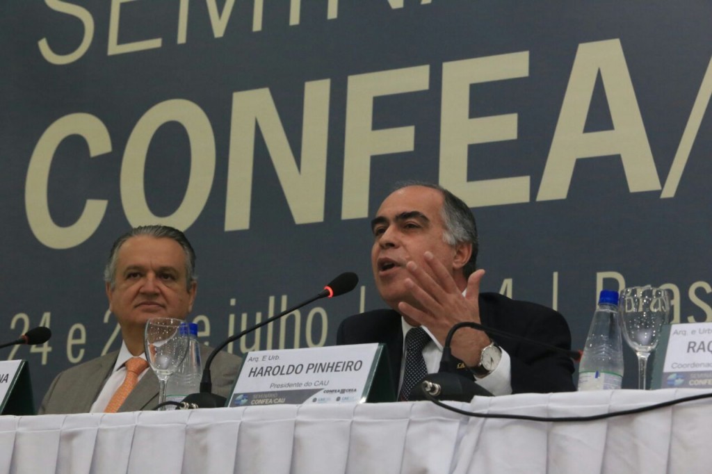 Os presidentes José Augusto Viana (esquerda), do Conselho Federal dos Corretores de Imóveis (COFECI), José Tadeu da Silva, do CONFEA e Haroldo Pinheiro, do CAU/BR abriram o evento.