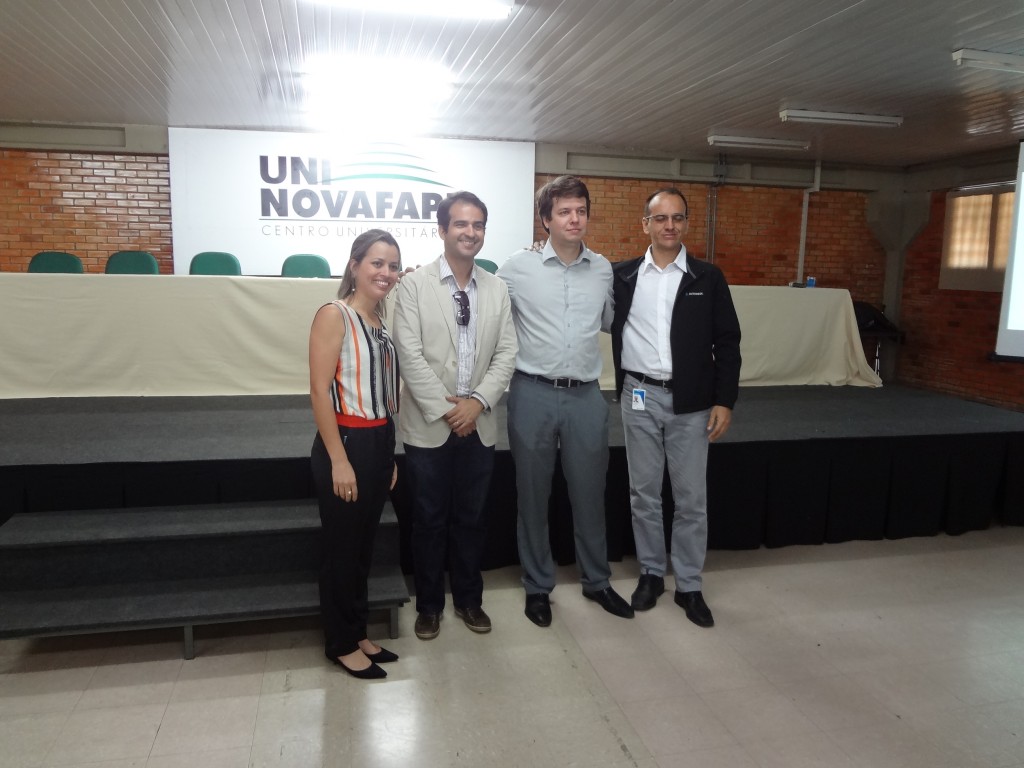 A coordenadora do curso de Arquitetura e Urbanismo da UNINOVAFAPI, profa. Aracelly Magalhães; o presidente do Conselho de Arquitetura e Urbanismo do Piauí, Sanderland Coelho Ribeiro; o engenheiro da Autodesk Infra Brasil, Pedro Soethe e o executivo de vendas Norte-Nordeste da Autodesk Narcelio Monte.